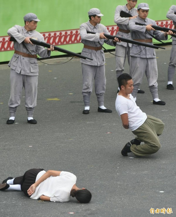 府前「台灣之光」表演，不但直接呈現228歷史，還把過去國民黨執政不敢使用的用語都直接說出。（記者廖振輝攝）