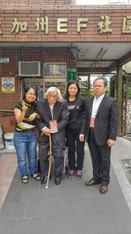 高齡98歲的台獨教父史明今天特地穿著西裝參加總統蔡英文520就職典禮，被讚是「最資深的型男」。（圖擷自史明臉書）