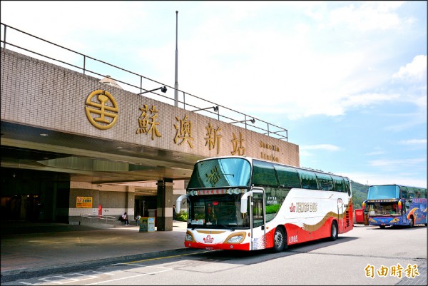 上下車接駁、商店街等都在蘇澳新站二樓。（記者朱則瑋攝）