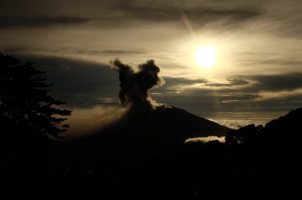 哥斯大黎加中部的圖里亞爾瓦火山20日再次噴發，首都聖荷西被大量火山灰覆蓋，機場航班大亂。（歐新社）