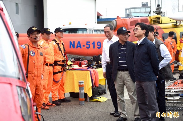 新任內政部長葉俊榮（右）21日上午前往消防署空勤總隊松山駐地視察，掌握防災整備情形。（記者羅沛德攝）