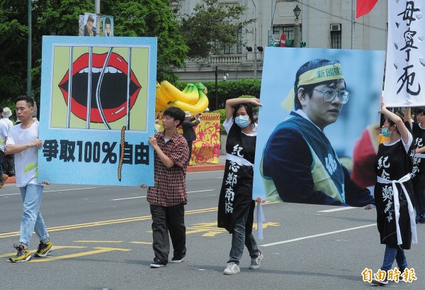 總統就職典禮表演節目中，表演者抬著鄭南榕的肖像，緩步走過總統府。（資料照，記者王藝菘攝）