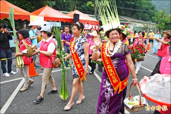 南投運動觀光嘉年華活動又親子變裝走秀，社區阿嬤以埔里特產茭白筍進行裝扮。（記者佟振國攝）