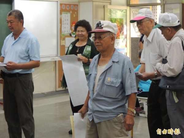 花媽跟著黨員一起排隊投票（記者王榮祥攝）