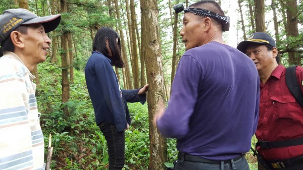 15歲陳姓少女，與家人到苗栗縣南庄鄉遊玩，午餐時因與哥哥吵架，被媽媽責罵後，賭氣跑出餐廳躲入山林，被警、消人員平安尋獲。（記者彭健禮翻攝）