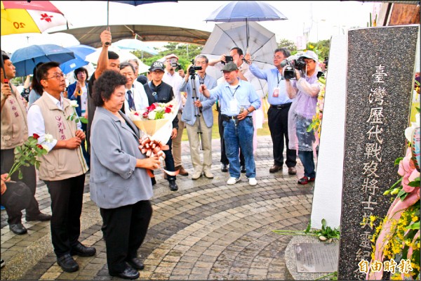 高雄市長陳菊昨向老兵英靈獻花致意。（記者黃佳琳攝）
