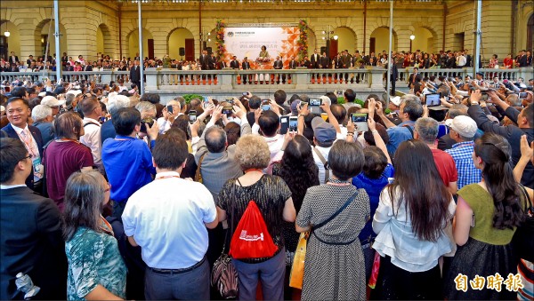 海外僑胞回國慶賀蔡英文總統就職茶會昨日於台北賓館舉行，僑胞為了一睹蔡總統的風采，將舞台前方擠得水洩不通，並紛紛舉起手機拍照。（記者羅沛德攝）