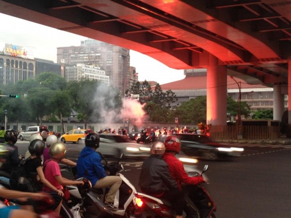 台北市交通繁忙的市民大道與中山北路口，今天晚間6點30分左右有不明男子當街燃起信號彈鬧事。（圖擷取自爆料公社）