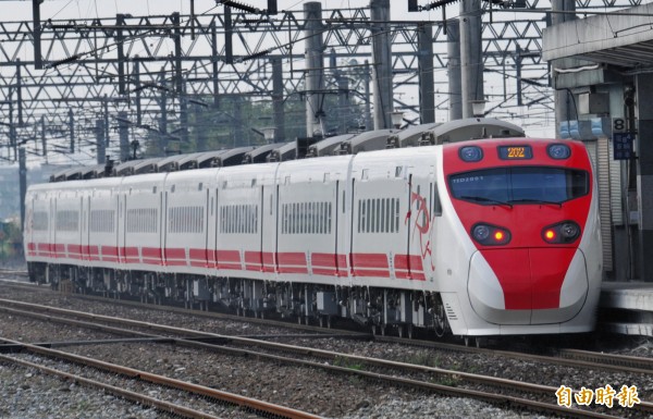 台鐵與花蓮縣府合作，規劃於今年端午連假推出返鄉專車外，初步規劃將首次於本次端午連假試辦東部幹線部分列車實名制購票機制，購票者須憑身分證，且一人限購二張。圖為東部幹線普悠瑪列車。（資料照，記者游太郎攝）