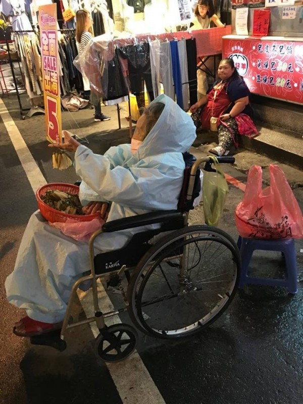 79歲的阿嬤不良於行，孫子女仍推她去夜市賣玉蘭花，自己卻在旁無所事事、吃喝玩樂，把老人家當搖錢樹。（圖擷自王浩宇臉書）