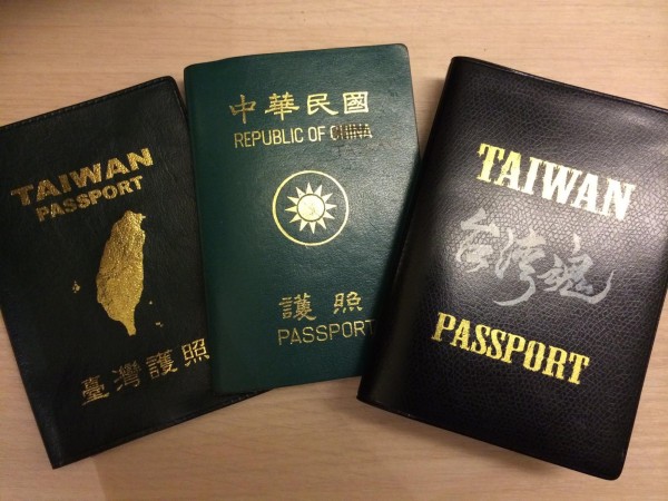Doris表示,又不是只有台灣國護照貼紙可以用,並秀出自己多年的珍藏。(圖擷取自臉書) Doris表示,又不是只有台灣國護照貼紙可以用,並秀出自己多年的珍藏。(圖擷取自臉書)