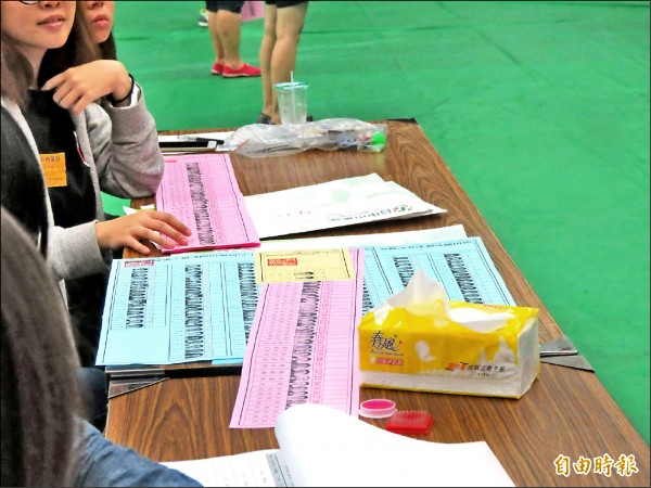 民進黨台中市黨部主委及全國黨代表、市黨代表改選，市黨代表有上百人參選，致使選票（藍色）相當大張。（記者蘇金鳳攝）