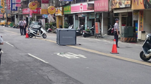 男騎士疑自摔又遭後車撞上，傷重不治，警方在現場實施交管。（記者曾健銘翻攝）