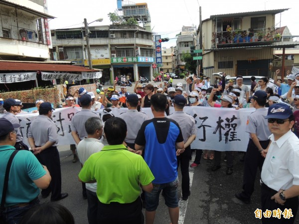 林森路一巷經法院判決為私人地應該歸還，當地居民無法接受，抗議司法踐踏公眾利益。（記者李立法攝）