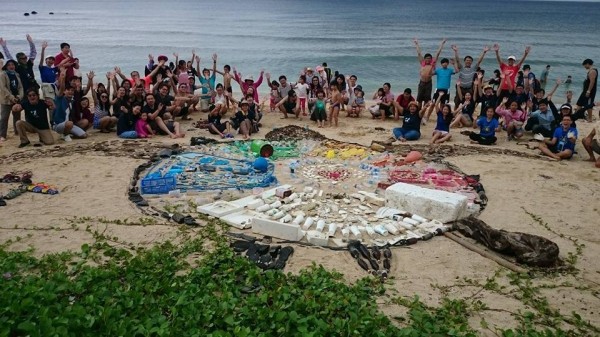 世界龜龜日，志工齊聚小琉球打造海漂垃圾藝術品。（圖由民眾提供）