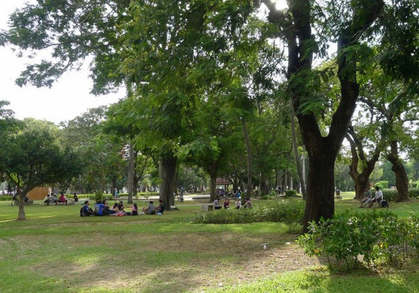 每到假日台南公園周遭都會聚集外勞，在公園附近遊玩、度假，警方便會趁這時候盤查外勞身分，查看是否有簽證過期。（圖由晁瑞光提供）