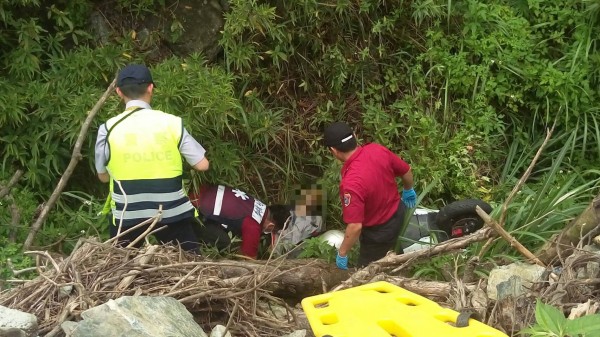 機車騎士在蘇花公路摔下山谷死亡。（圖由民眾提供）