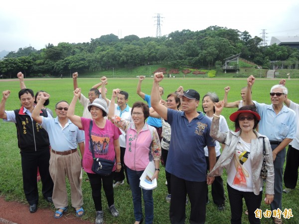 錦和運動公園社區居民反對更換人工草皮。（記者翁聿煌攝）