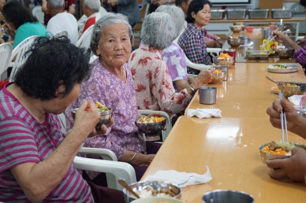 立委劉世芳帶隊至台南白河大竹及河東社區觀摩「老人共餐」。（劉世芳服務處提供）