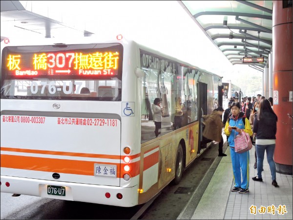 以307為例，乘客若從「華中橋站」上車，行經「台北車站」至「捷運南京三民站」下車，現行僅收費一段票15元；但Ａ案收費將增為20元、Ｂ案則增為29元。（記者何玉華攝）