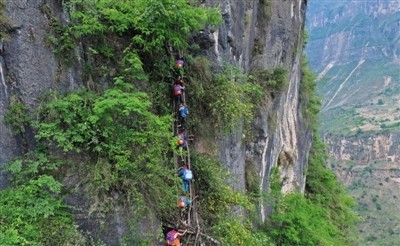 中國四川省有一個村落，號稱「懸崖村」。（圖片擷取自中新網）