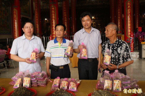 九芎鎮安宮為慶祝神農大帝聖誕及端午節，將贈信眾避邪驅蚊包，共1千包。（記者詹士弘攝）