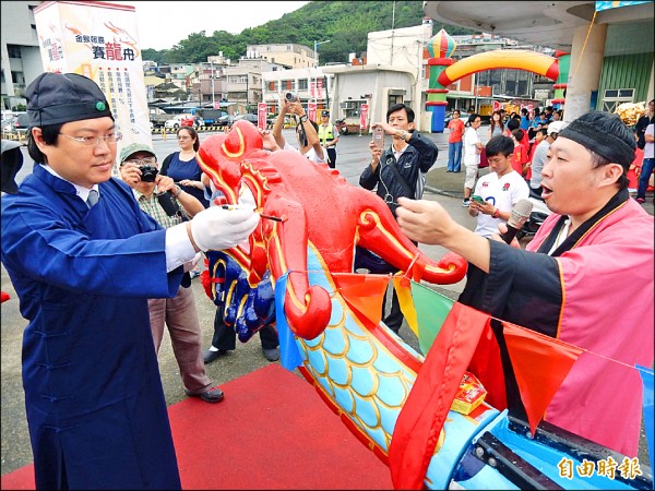 市長林右昌為龍舟點睛開光，祈求賽事順利。（記者林欣漢攝）