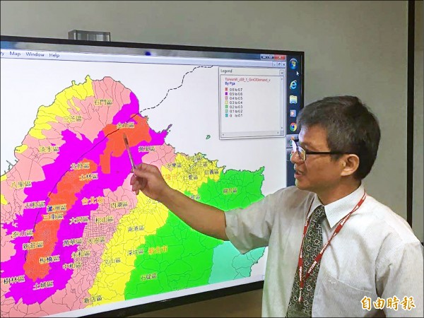 國震中心副研究員劉季宇指出，這套系統能在地震後做出災損分析，提供維修人員搶修破損管線的參考。（記者吳柏緯攝）