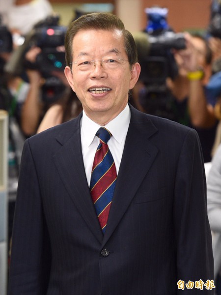 前行政院長謝長廷在今年大選投票前兩天站台時提及民調，遭中選會開罰50萬。（資料照，記者羅沛德攝）