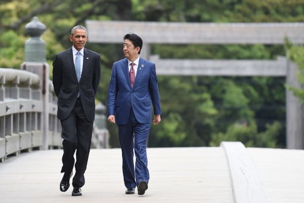 G7各國領導人26日連袂參訪伊勢神宮時，美國總統歐巴馬（左）與日本首相安倍晉三一度並肩漫步。（法新社）