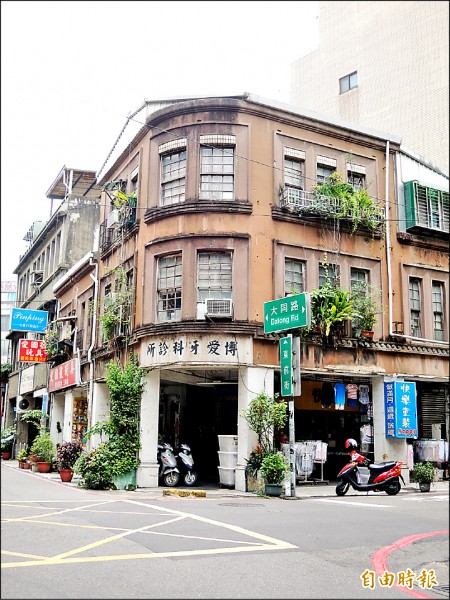 新竹市老屋發展處等民間團體發起十大老店屋票選，圖為最早醫院診所之一博愛牙科。（記者洪美秀攝）