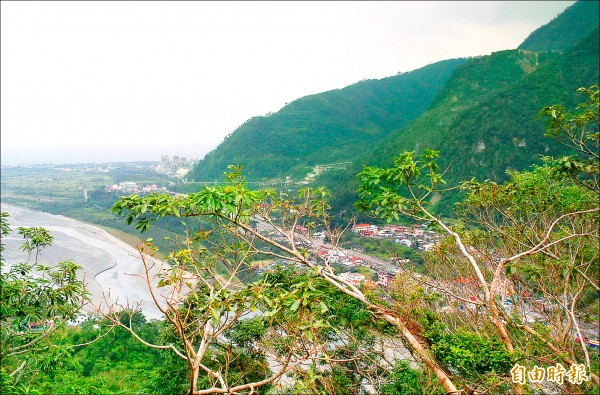 亞泥花蓮廠和當地村落已形成生命共同體，大多數居民工作多和亞泥有關。（記者游太郎攝）