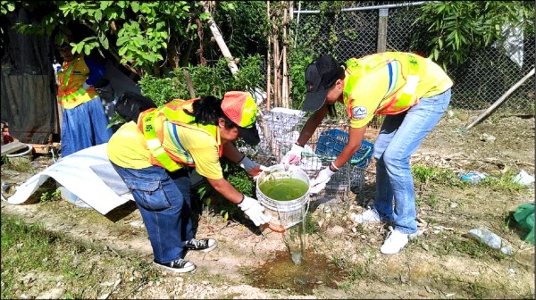 台北市環保局五月起鎖定蚊蟲可能孳生的地點，提前啟動滅蚊行動。（台北市環保局提供）