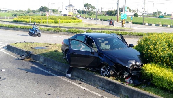 黑色賓士車疑因陽光刺眼，直接衝撞分隔島，導致2死2輕重傷。（記者鄭鴻達翻攝）