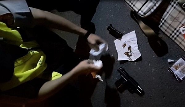 警方在嫌犯所丟棄的背包中，查獲改造手槍、子彈以及彈匣。（記者林孟婷翻攝）