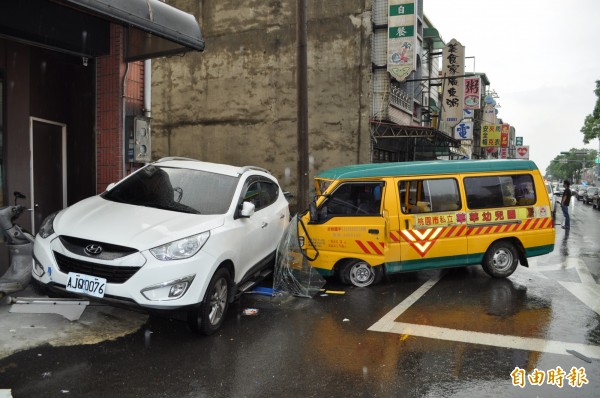 娃娃車車禍，致五人受傷。（記者周敏鴻攝）