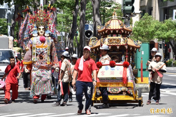 高雄苓雅寮安瀾宮請王隊伍浩浩蕩蕩，熱鬧非凡。（記者蘇福男攝）