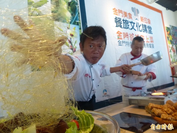 台灣國際廚藝協會會長吳權儒（左）用麥芽糖絲打造的美食秀色可餐。（記者吳正庭攝）