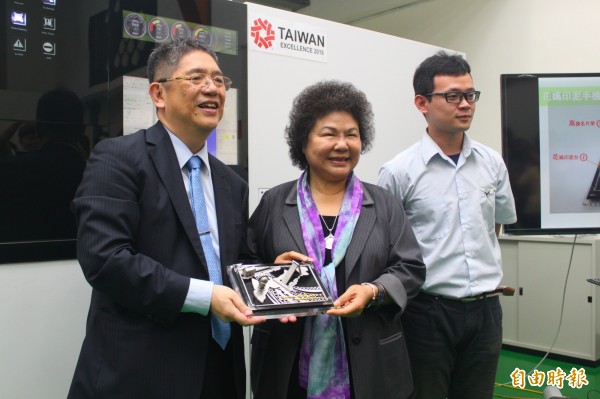 高雄市長陳菊曾參訪台灣首家研發3D金屬列印的廠商東台精機。（資料照，記者陳祐誠攝）