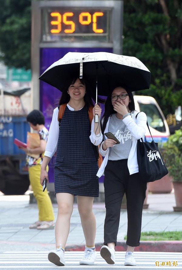 明日白天高溫炎熱，同時須慎防午後雷陣雨。（資料照，記者廖振輝攝）