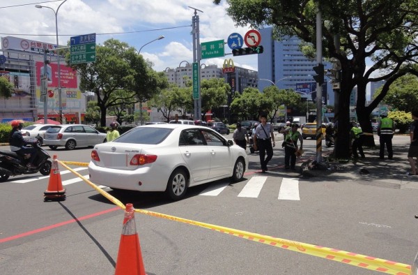 白色自小客準備右轉進入加油站，與同向直行機車擦撞。（記者許國楨翻攝）