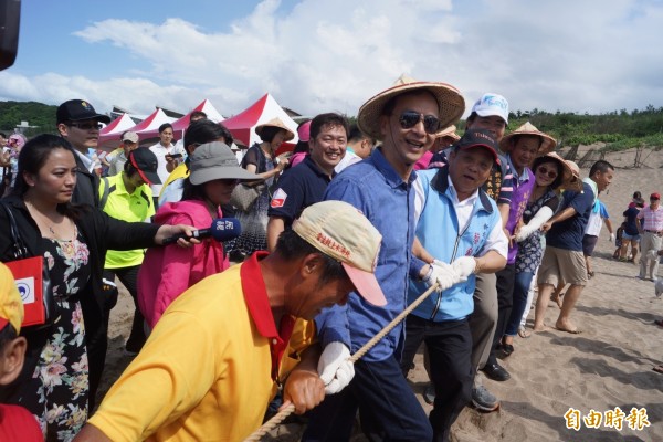 新北市長朱立倫今出席「石門牽罟音樂會暨肉粽節」，首度體驗牽罟捕魚。（記者葉冠妤攝）