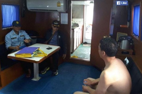 一名中國男性遊客違法對海中魚類投擲食物，現在他將面臨高額罰款，以及恐被泰國官方依法監禁一年。（圖擷取自普吉島新聞）