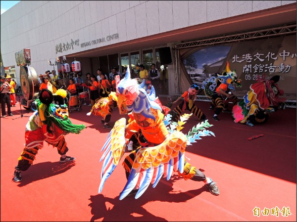 北港文化中心昨啟用，當地陣頭龍鳳獅擔任開幕演出，炒熱活動氣氛。（記者陳燦坤攝）