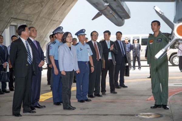 總統蔡英文首度以三軍統帥身分赴花蓮視察空軍基地。（軍聞社提供）