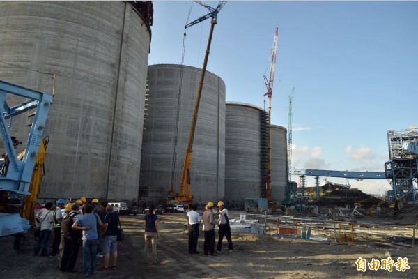 台電公司大林發電廠今天下午進行筒式煤倉工程施工，不幸發生鷹架倒塌，造成二死五傷慘劇。（記者張忠義攝）