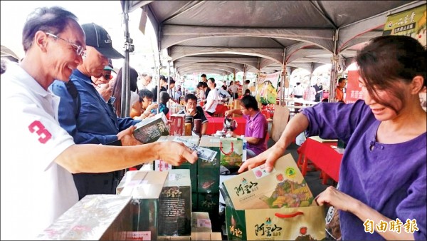梅山鄉農會舉辦嘉義縣春季優良茶展售，民眾搶購比賽茶。（記者余雪蘭攝）