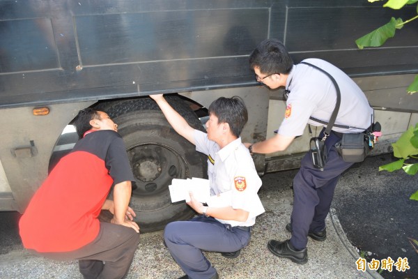 警方帶同肇事的大貨車司機賴建均（左1）勘查螺絲釘掉落原因。（記者湯世名攝）