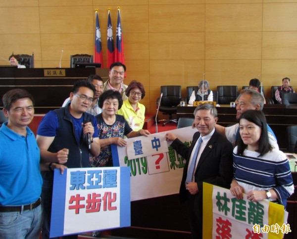 2019東亞青運全名是什麼？議員要副市長張光瑤（右三）表態，他選台中東亞青運。（記者黃鐘山攝）