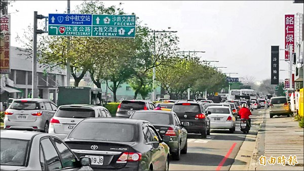 中清交流道下的平面道路塞車嚴重，交通局協調高公局一旦塞到某個路段，就停止儀控管制。（記者蘇金鳳攝）